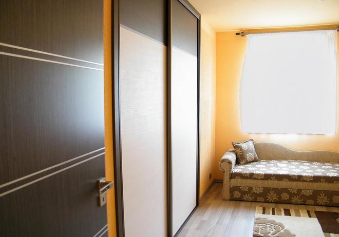 sk����n�� tmav�� d��evo woodline moca, pokoj
